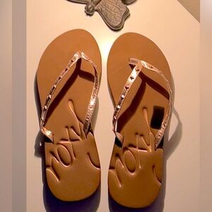 ROXY brand Rose Gold Studded Flip Flops ✨🩴 Sz 7.